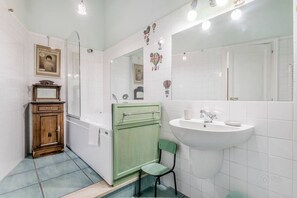 Dusche, Haartrockner, Bidet, Handtücher