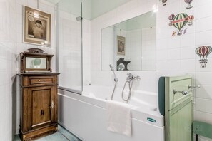 Dusche, Haartrockner, Bidet, Handtücher