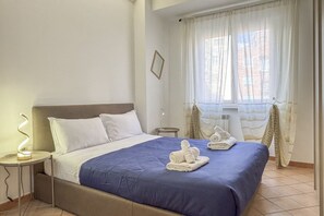 1 chambre, fer et planche à repasser