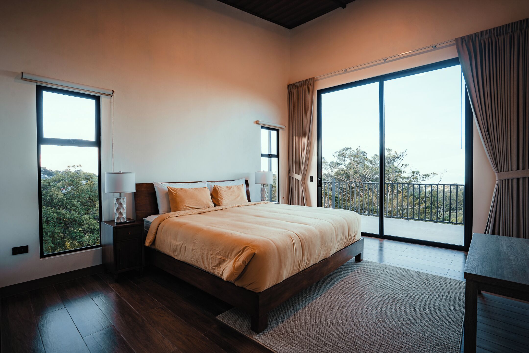 Meja kerja, ruang kerja ramah laptop, dan Wi-Fi gratis