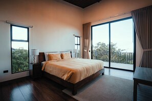 办公桌、笔记本电脑工作区、免费 WiFi