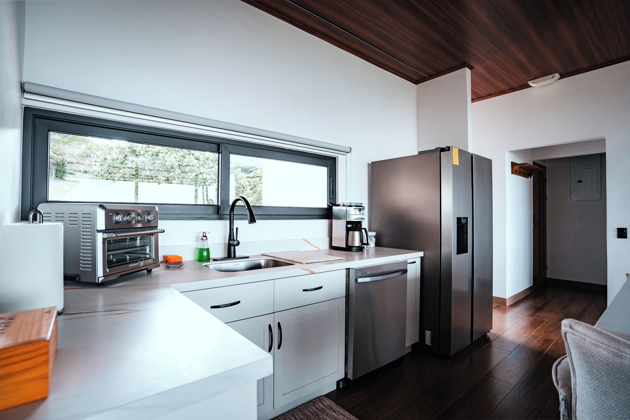 Lemari es, microwave, oven, dan kompor