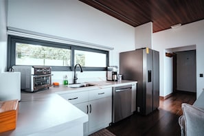 Jääkaappi, mikroaaltouuni, uuni, liesi