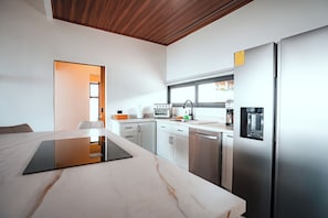 Jääkaappi, mikroaaltouuni, uuni, liesi