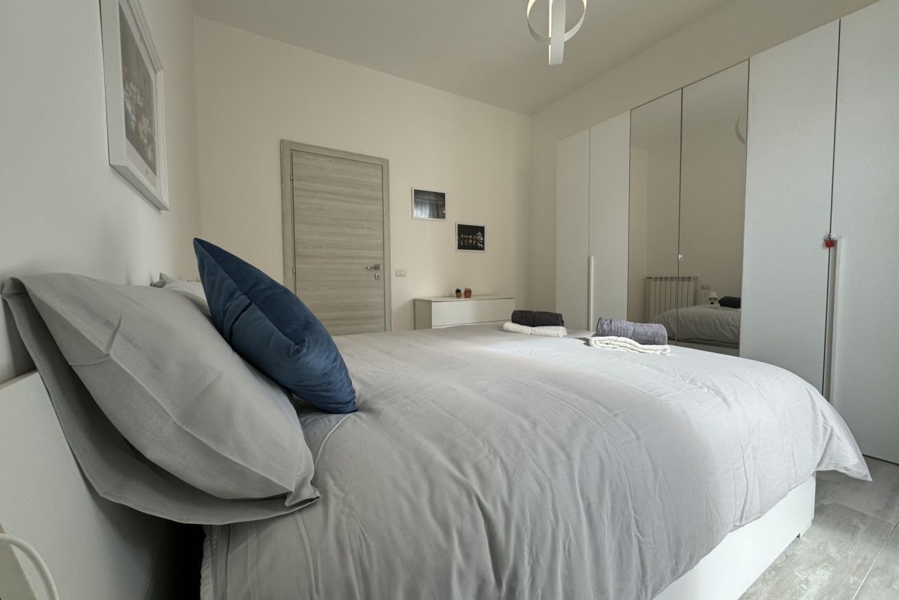 2 habitaciones y tabla de planchar con plancha 