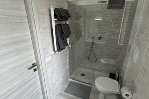 Dusche, Bidet, Handtücher, Shampoo