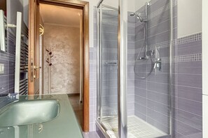 Dusche, Haartrockner, Bidet, Handtücher