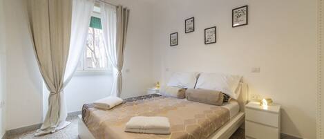 Een strijkplank/strijkijzer, gratis wifi, beddengoed