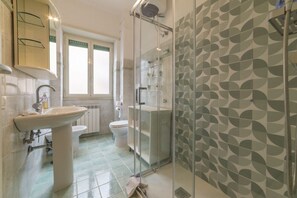 Douche, séchoir à cheveux, bidet, serviettes fournies