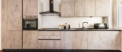 Fridge, microwave, stovetop, dishwasher