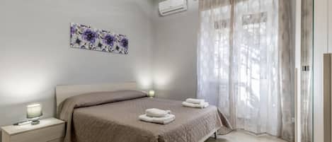 Escritorio, tabla de planchar con plancha, wifi gratis y ropa de cama