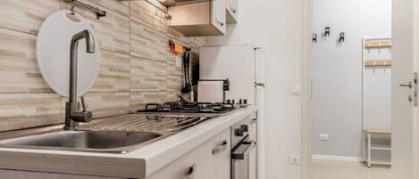 Réfrigérateur, four, plaque de cuisson, cafetière/bouilloire