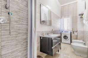 Douche, bidet, serviettes fournies, savon