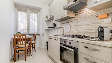 Réfrigérateur, four, plaque de cuisson, cafetiÚre/bouilloire