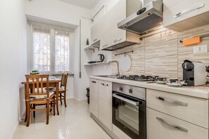 Fridge, oven, stovetop, coffee/tea maker