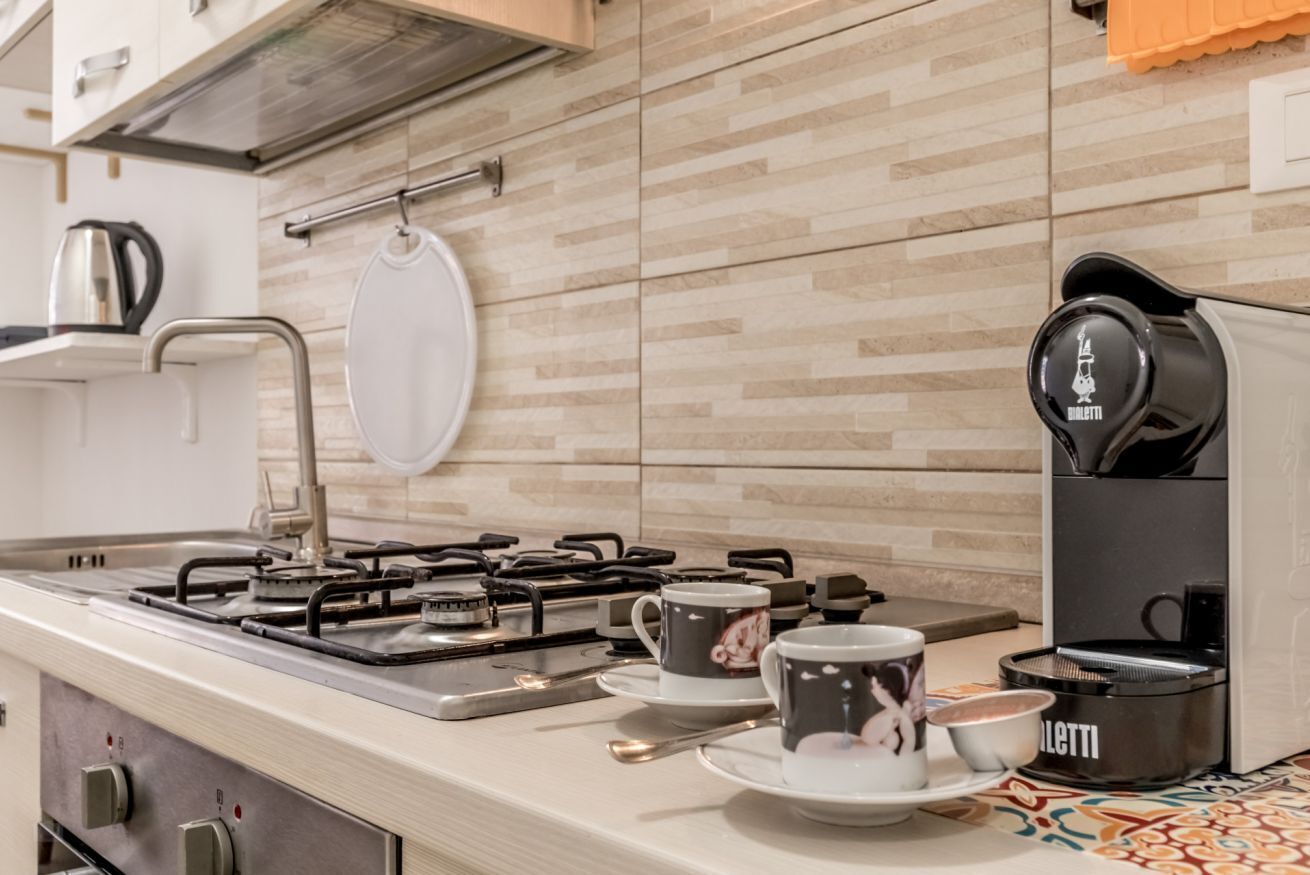 Kühlschrank, Ofen, Herdplatte, Wasserkocher mit Kaffee-/Teezubehör