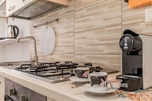 Fridge, oven, stovetop, coffee/tea maker