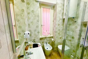 Dusche, Bidet, Handtücher