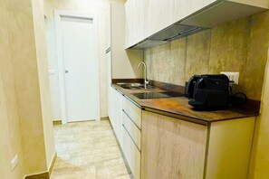 Kühlschrank, Mikrowelle, Geschirrspüler, Wasserkocher