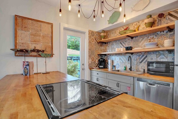 Réfrigérateur, four à micro-ondes, un four, surface de cuisson