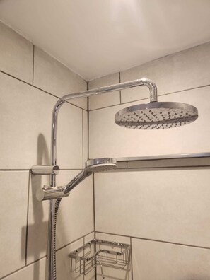 Shower, hair dryer, bidet, towels - Cozy Private Suite in Putney, London (London)