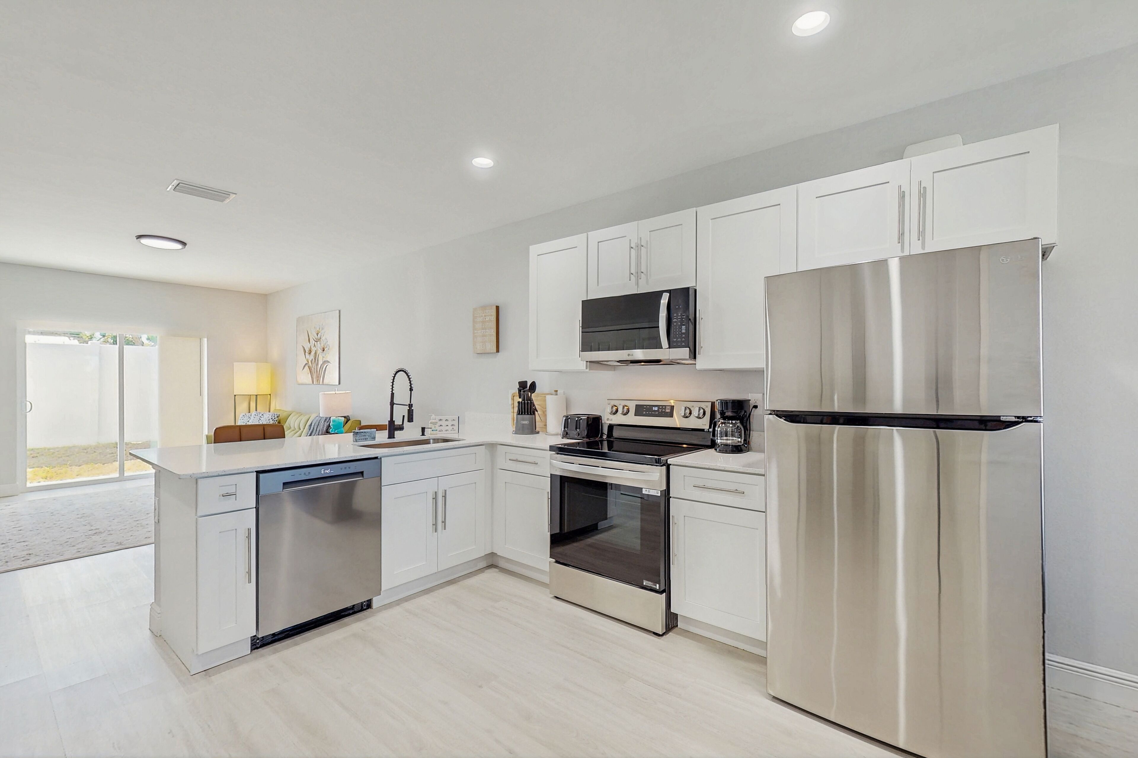 Een koelkast, een magnetron, een oven, een kookplaat