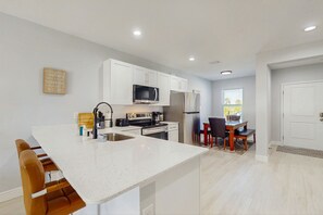 Kjøleskap, mikrobølgeovn, ovn og kokeplater