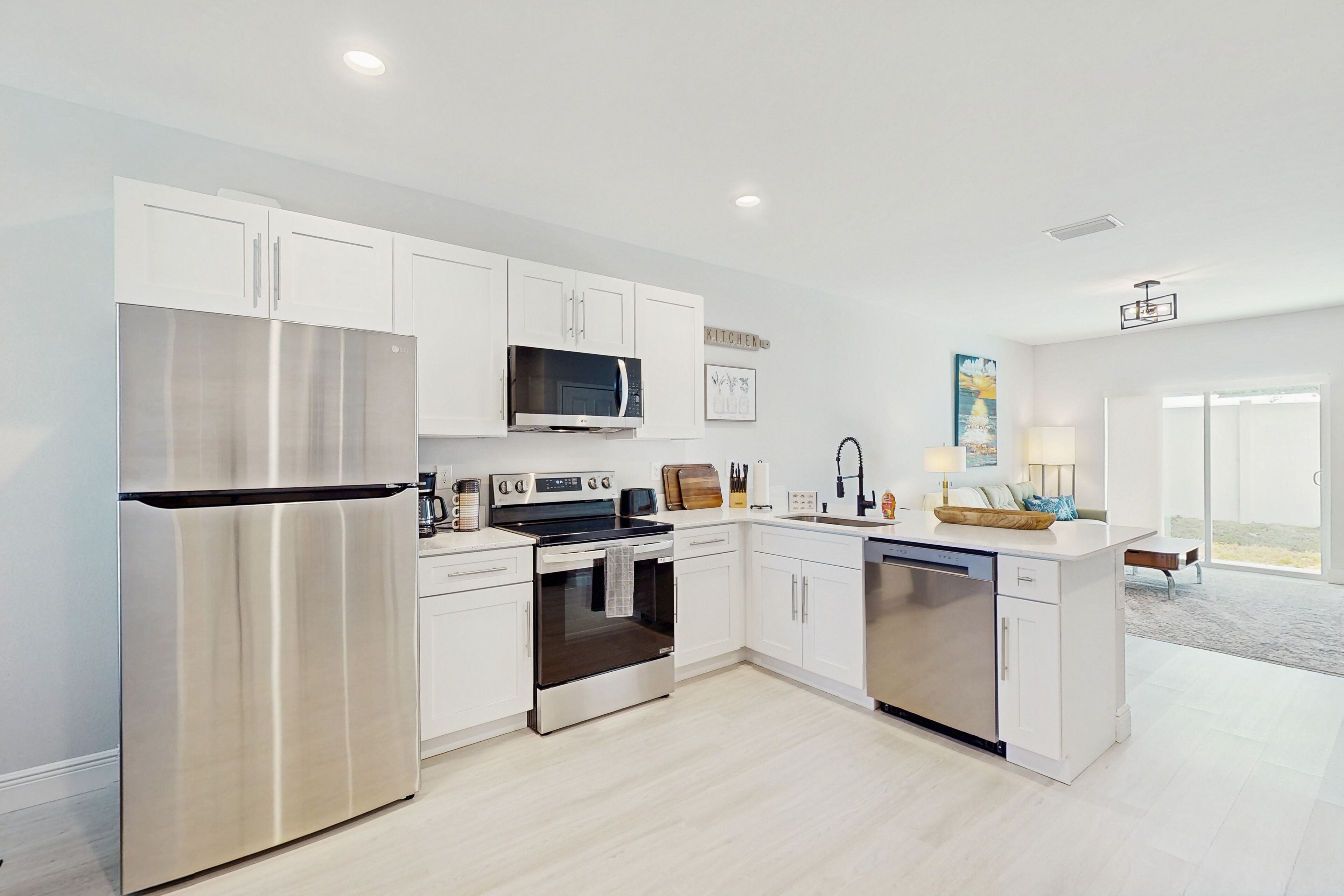 Een koelkast, een magnetron, een oven, een kookplaat