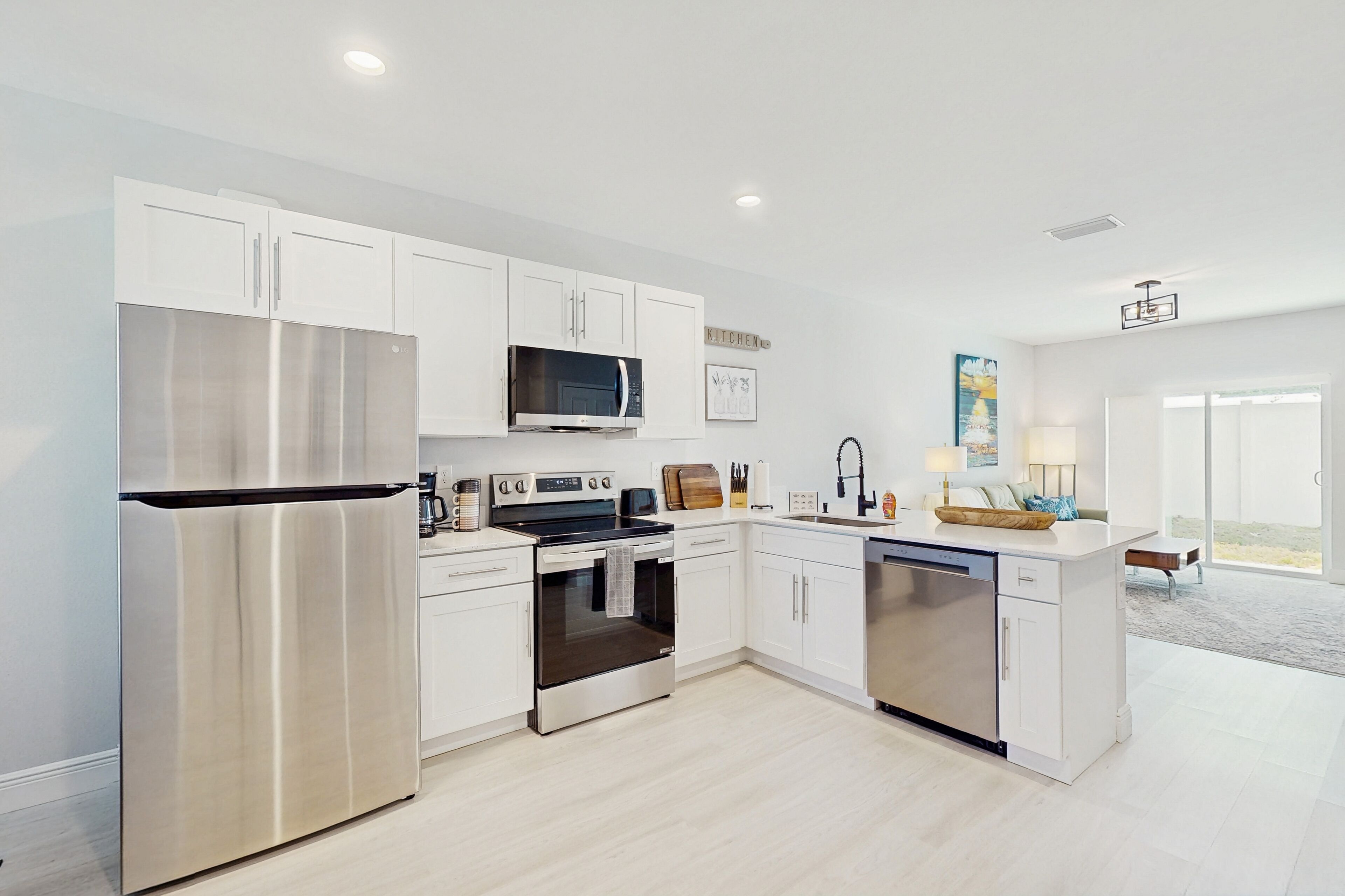 Réfrigérateur, four à micro-ondes, un four, surface de cuisson