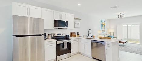 Kjøleskap, mikrobølgeovn, ovn og kokeplater