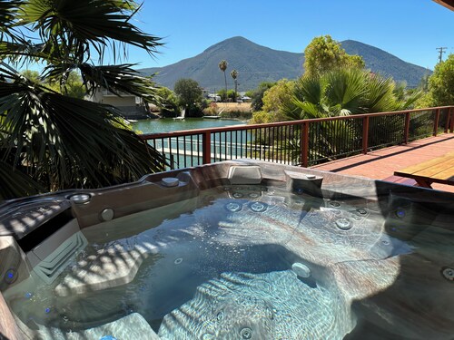 Enchanting 4-bedroom Lakefront House in "Pirate's Cove"