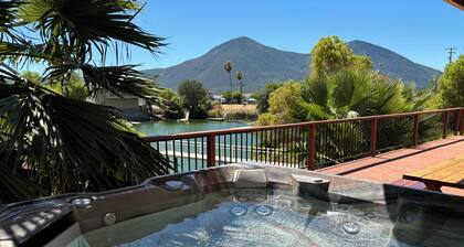 Enchanting 4-bedroom Lakefront House in "Pirate's Cove"