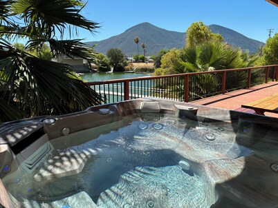 Enchanting 4-bedroom Lakefront House in "Pirate's Cove"