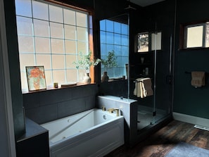 Serviettes fournies, savon, shampoing, papier toilette