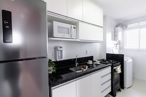 Refrigerador, microondas, cafetera y tetera y utensilios de cocina 