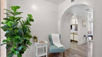 Kondominium, 1 Tempat Tidur King, patio, pemandangan gunung (Bell Rock Casita) | Interior