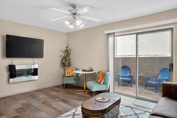 Condo, 1 cama King size, patio, vista a la montaña (Bell Rock Casita) | Área de sala de estar