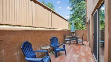 Kondominium, 1 Tempat Tidur King, patio, pemandangan gunung (Bell Rock Casita) | Tempat makan outdoor