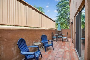 Condo, 1 cama King size, patio, vista a la montaña (Bell Rock Casita) | Restaurante al aire libre