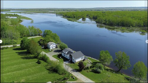On The Rocks Gagetown"The Modern Fresh Experience" Waterfront 3 vacation rentals