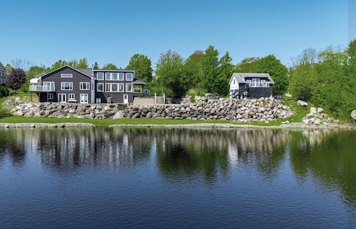 On The Rocks Gagetown"The Modern Fresh Experience" Waterfront 3 vacation rentals