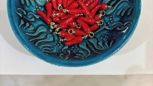 A blue bowl with red chili peppers and gold-colored charms. - House in the heart of the historic center of Naples - Small Apartment (Napoli)