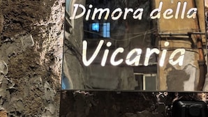 A sign with the text "Dimora della Vicaria" on a wall with a rough texture. - House in the heart of the historic center of Naples - Small Apartment (Napoli)