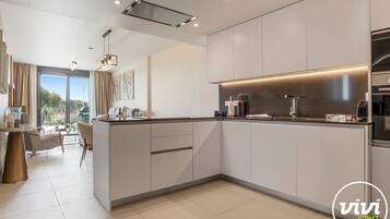 Frigorífico, microondas, horno y placa de cocina