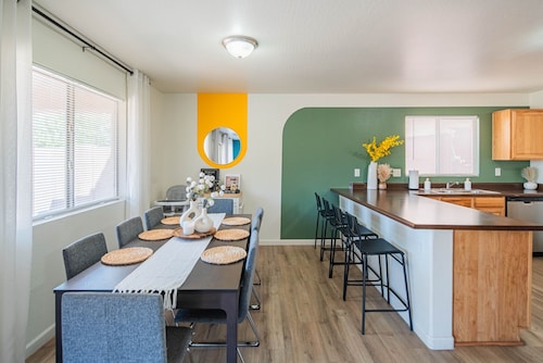 Sleeps 18! Movie Theater, Arcade & King Suites near Stadium