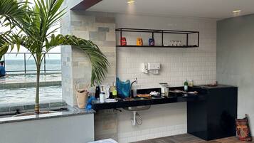 Frigorifero, microonde, piano cottura, macchina per tè/caffè