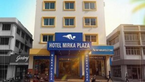 Ein mehrstöckiges Hotel mit einem auffälligen, blauen Schild, auf dem 
