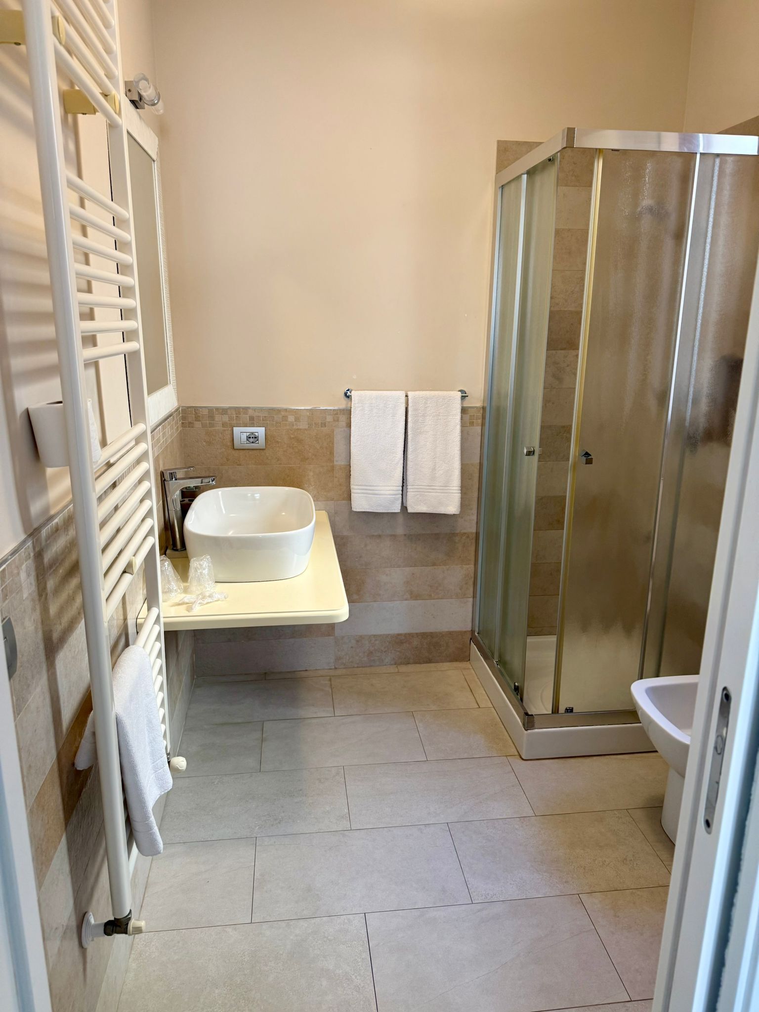 Un baño con bañera, ducha y lavamanos.