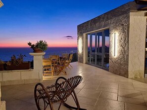 تناول الطعام بالخارج