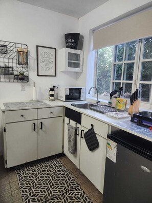 Een microgolfoven, een kookplaat